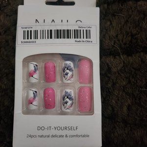 NEW IN BOX 24 PIECE FAKE/ARTICIAL PRESS ON NAILS ~ SHORT/MEDIUM LENGTH